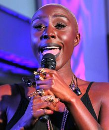 How tall is Laura Mvula?